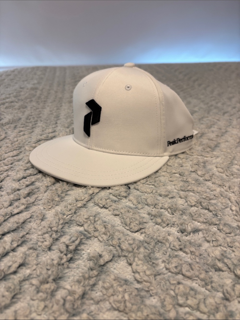 Peak Performance White Flat-Brim Golf Hat with Black Logo